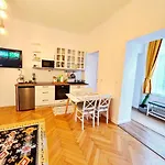 Jasmine Serenity Apartment - Central, Behind Black Church